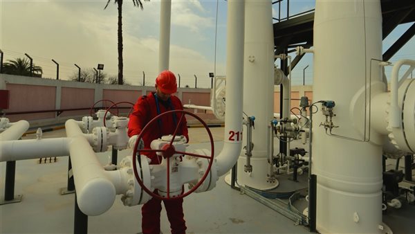 فني يقوم بفحص دوري لأنظمة الغاز